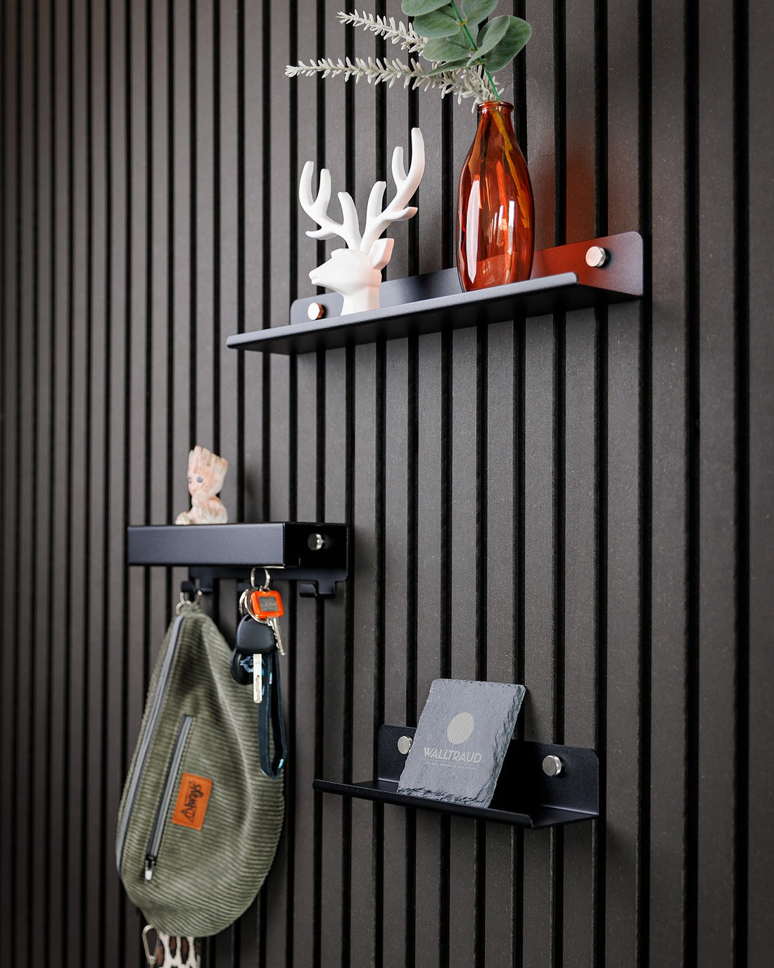 WALLTRAUD Flur-Bundle REGALE an einer Akustikpaneelwand