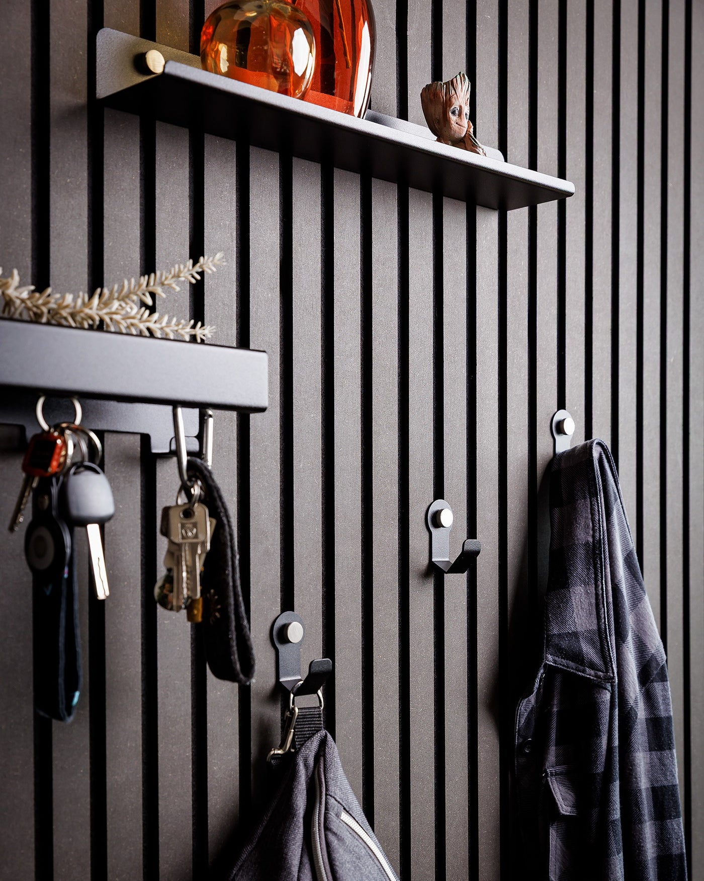 WALLTRAUD Flur-Bundle HAKEN an einer Akustikpaneelwand