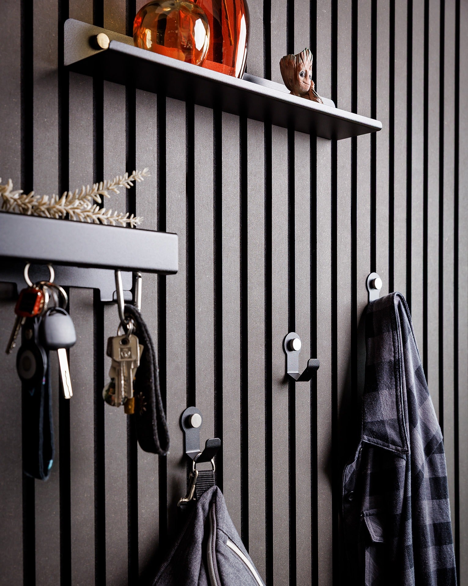 Flur-Bundle für Akustikpaneele ohne Bohren. Schlüsselboard, Schweberegal 400 mm schmal und drei Haken.