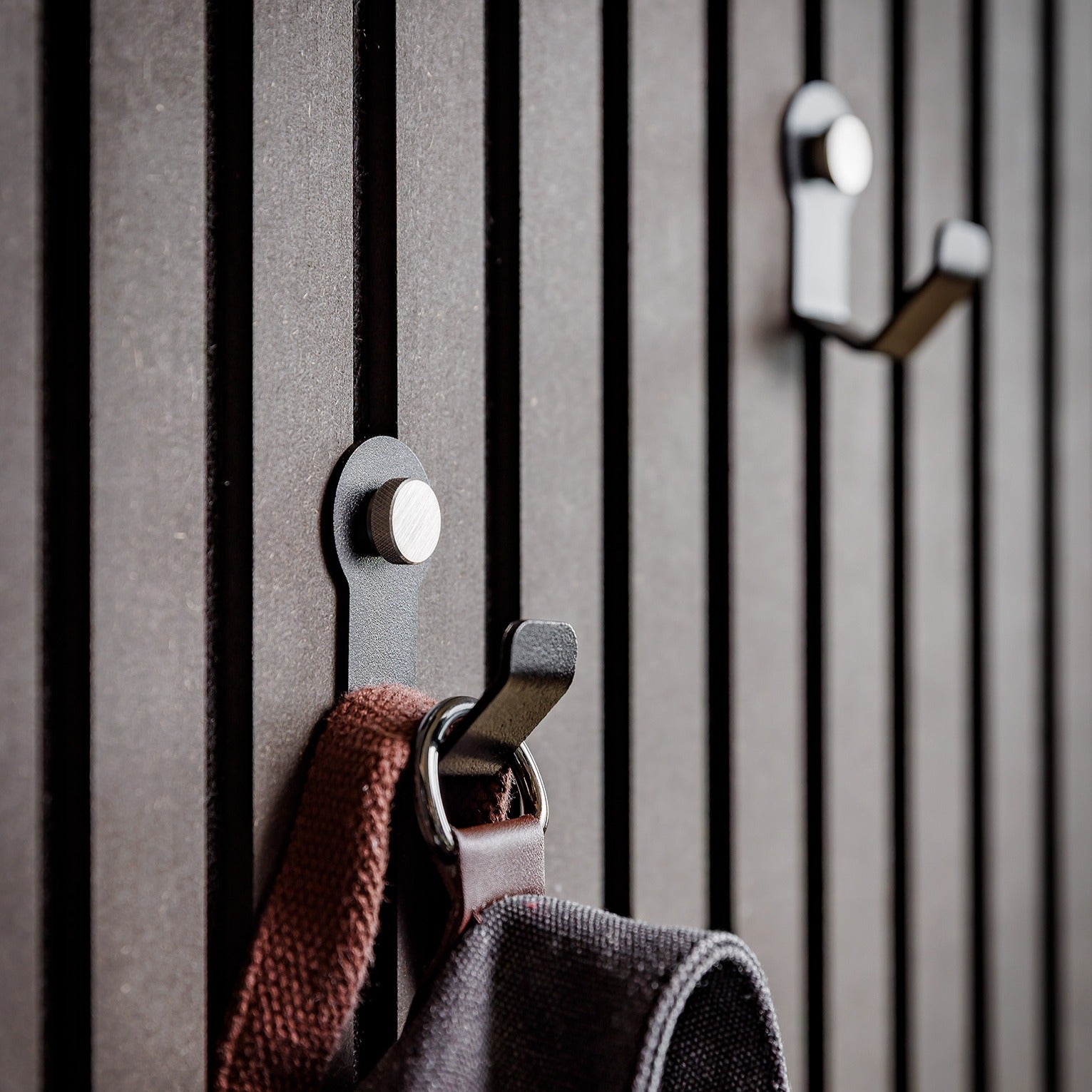 Schwarzer Garderobenhaken fuer Akustikpaneele zur bohrfreien Montage, 3er-Set