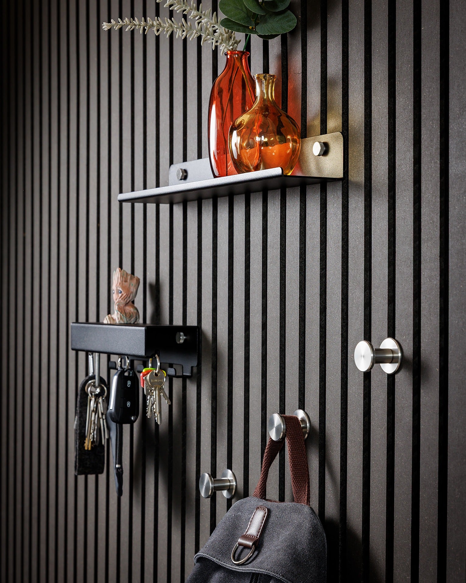 Flur-Bundle für Akustikpaneele ohne Bohren. Schweberegal 400 mm schmal, Aufhängeknoepfe aus Edelstahl und ein Schlüsselboard.