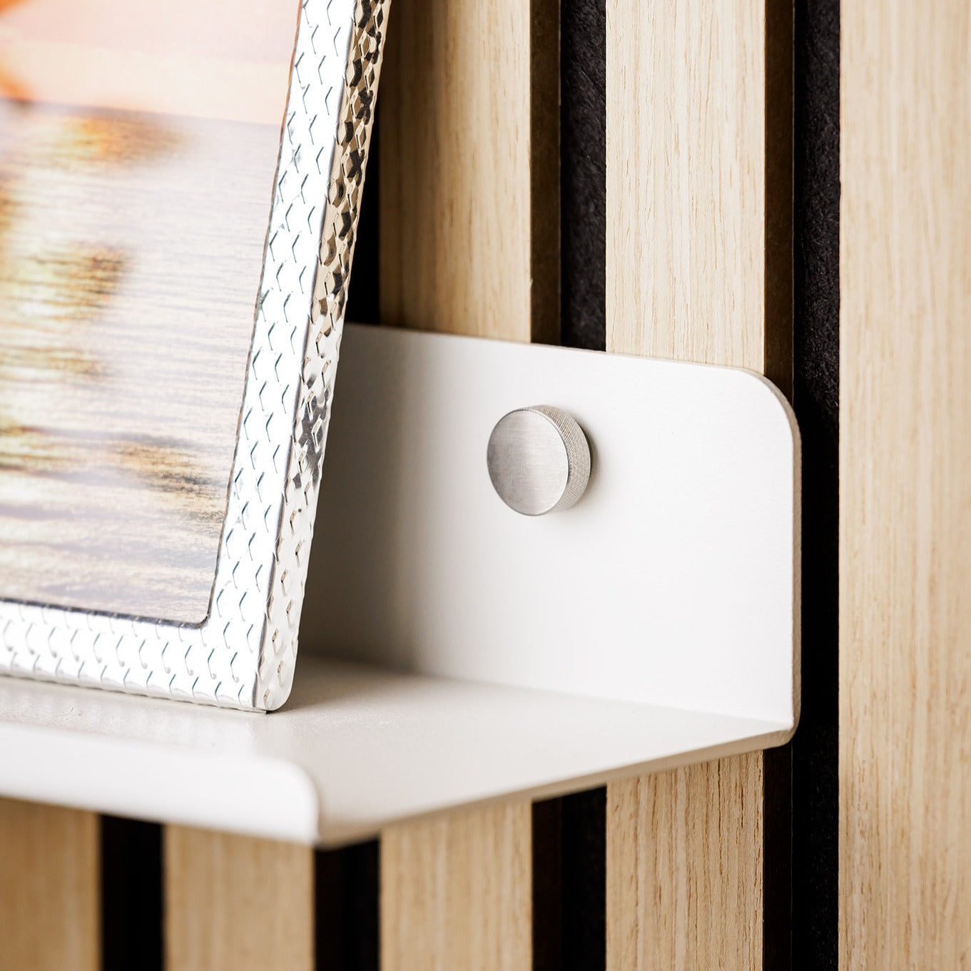 Regal für Akustikpaneele ohne Bohren weiß Detailaufnahme Schraube