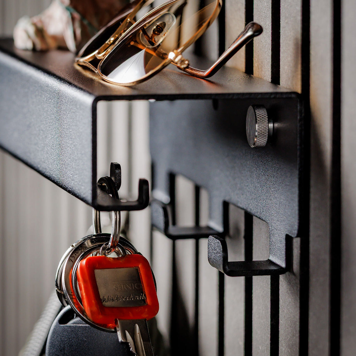 Schlüsselboard mit 6 Schlüsselhaken und 3 Haken für Taschen, Hundeleinen, Kleintextilien. Mit Ablage für Dekoration, Sonnenbrillen etc. . Für Akustikpaneele ohne Bohren.