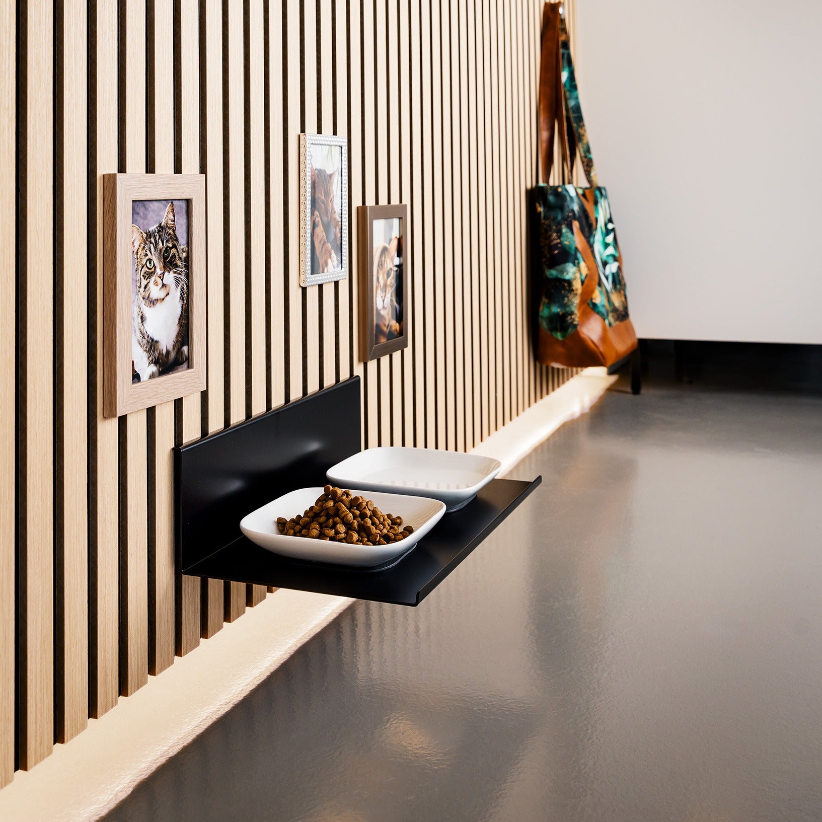 WALLTRAUD® Futterbar für Katzen, für Akustikpaneele ohne Bohren, Anwendungsbeispiel in der Küche