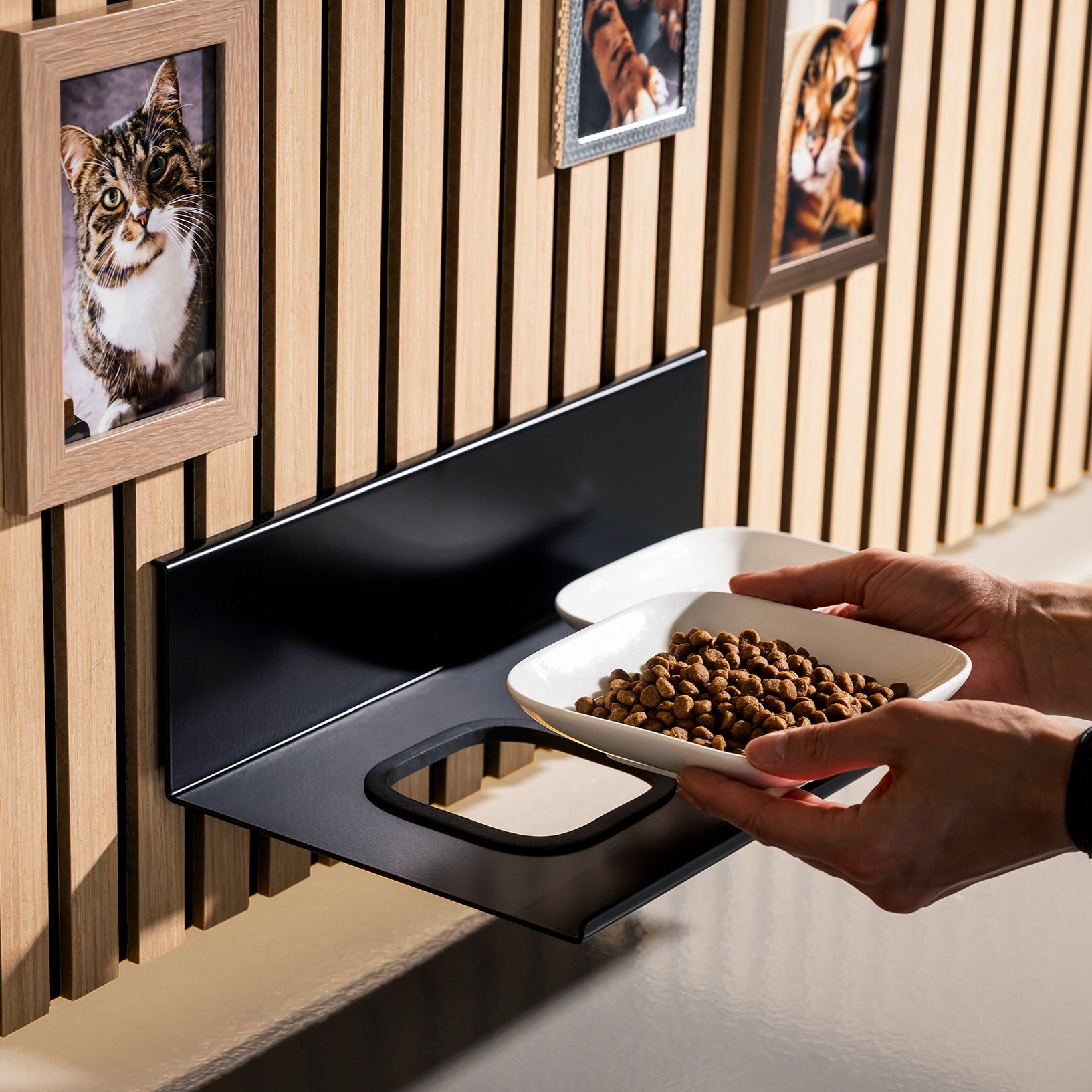 WALLTRAUD Futterbar für Katzen, für Akustikpaneele ohne Bohren, einfaches Einsetzen des Futternapfes