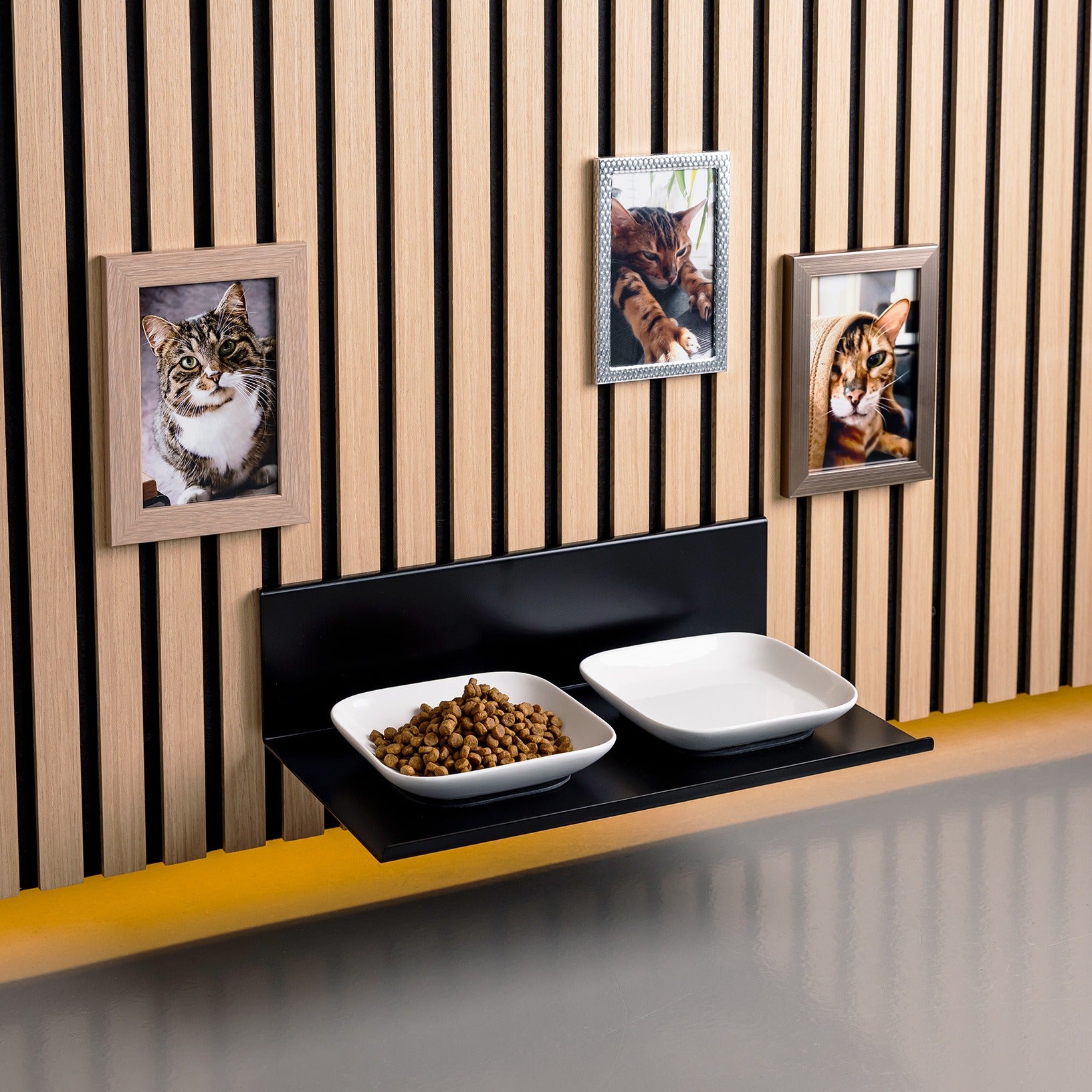 WALLTRAUD Futterbar für Katzen, für Akustikpaneele ohne Bohren, Gesamtbild mit Futter und Wasser in den Katzennäpfen