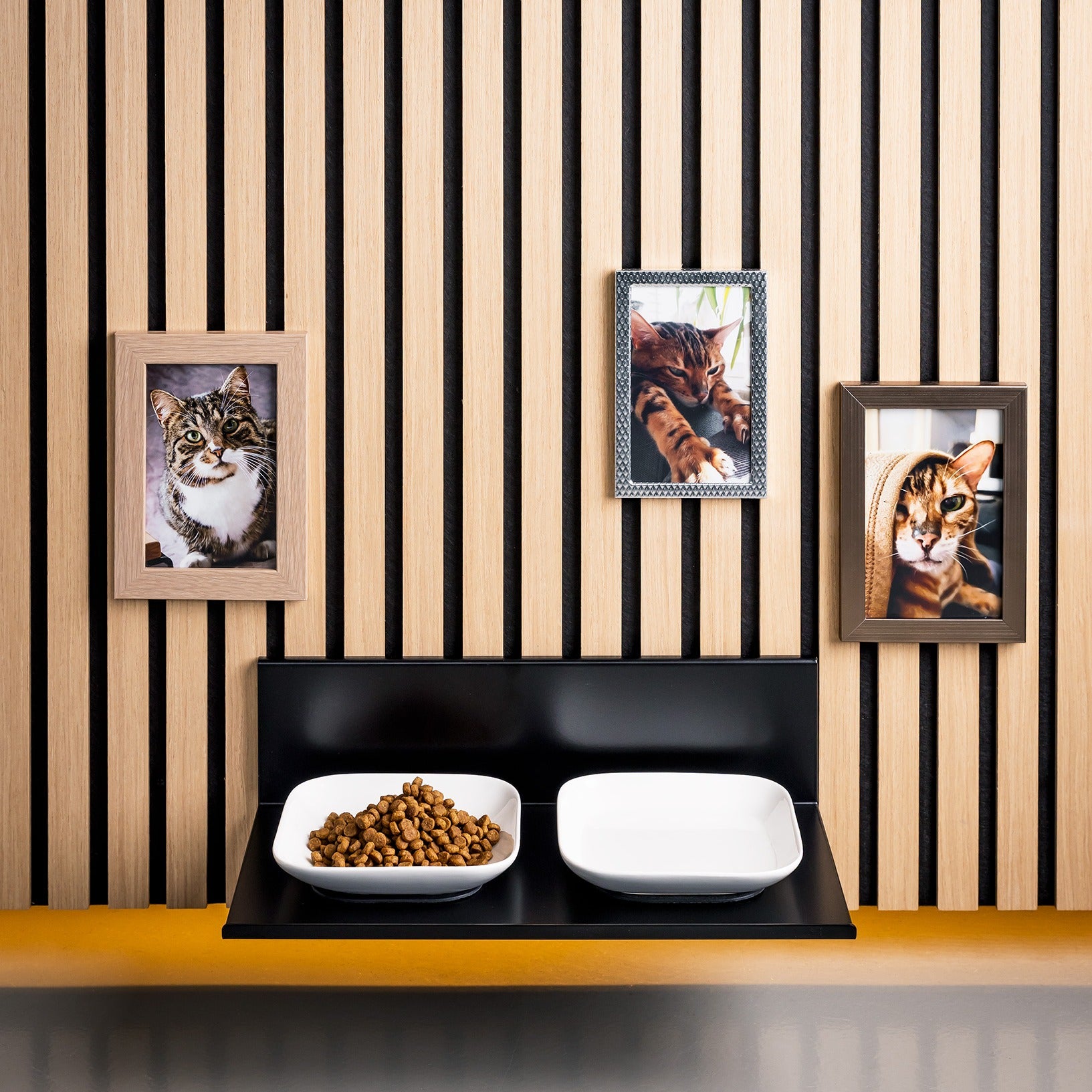 WALLTRAUD® Futterbar für Katzen, für Akustikpaneele ohne Bohren, Frontalaufnahme mit Futter und Wasser