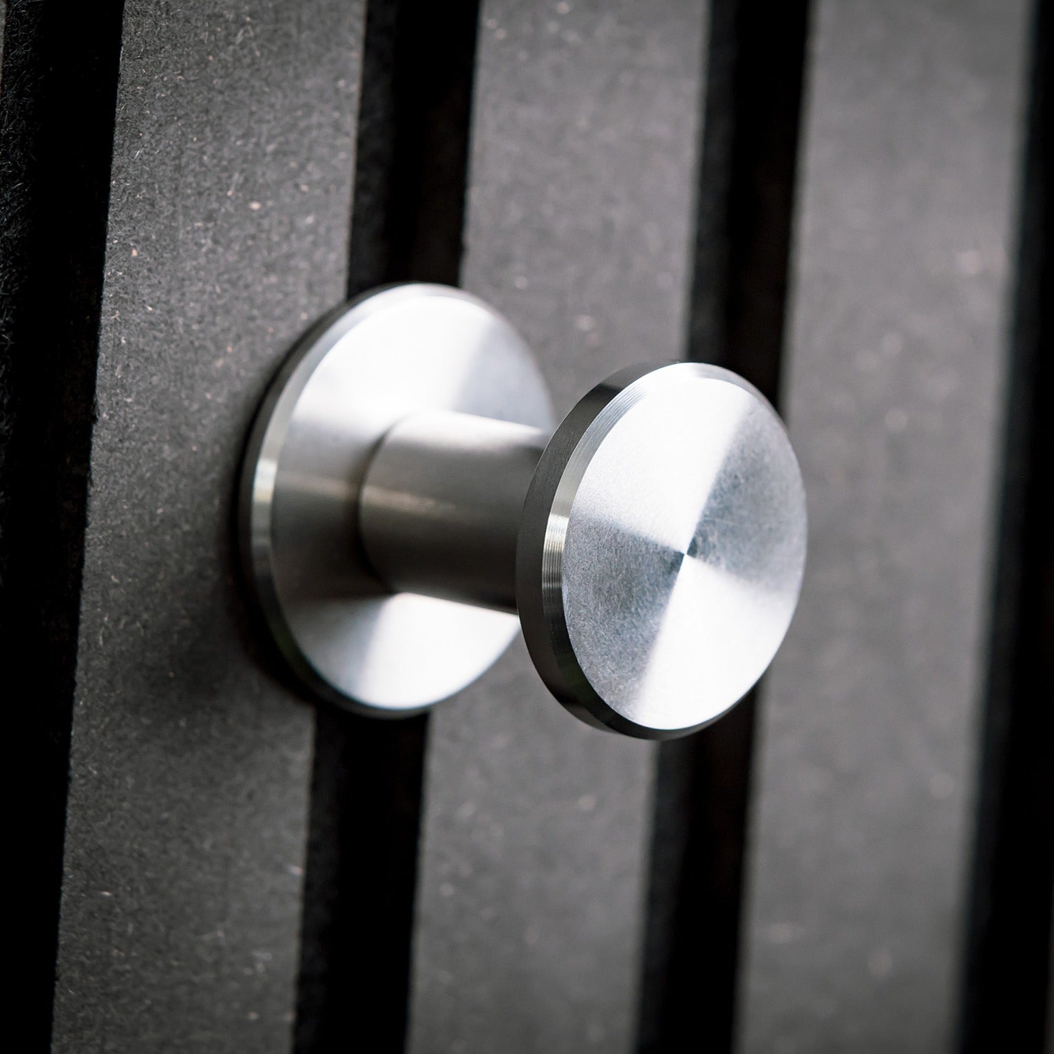 Garderobenhaken als Knopf für Akustikpaneele ohne Bohren. Viele Einsatzmöglichkeiten, hervorragendes Designelement aus hochwertigem Edelstahl. Made in Germany.