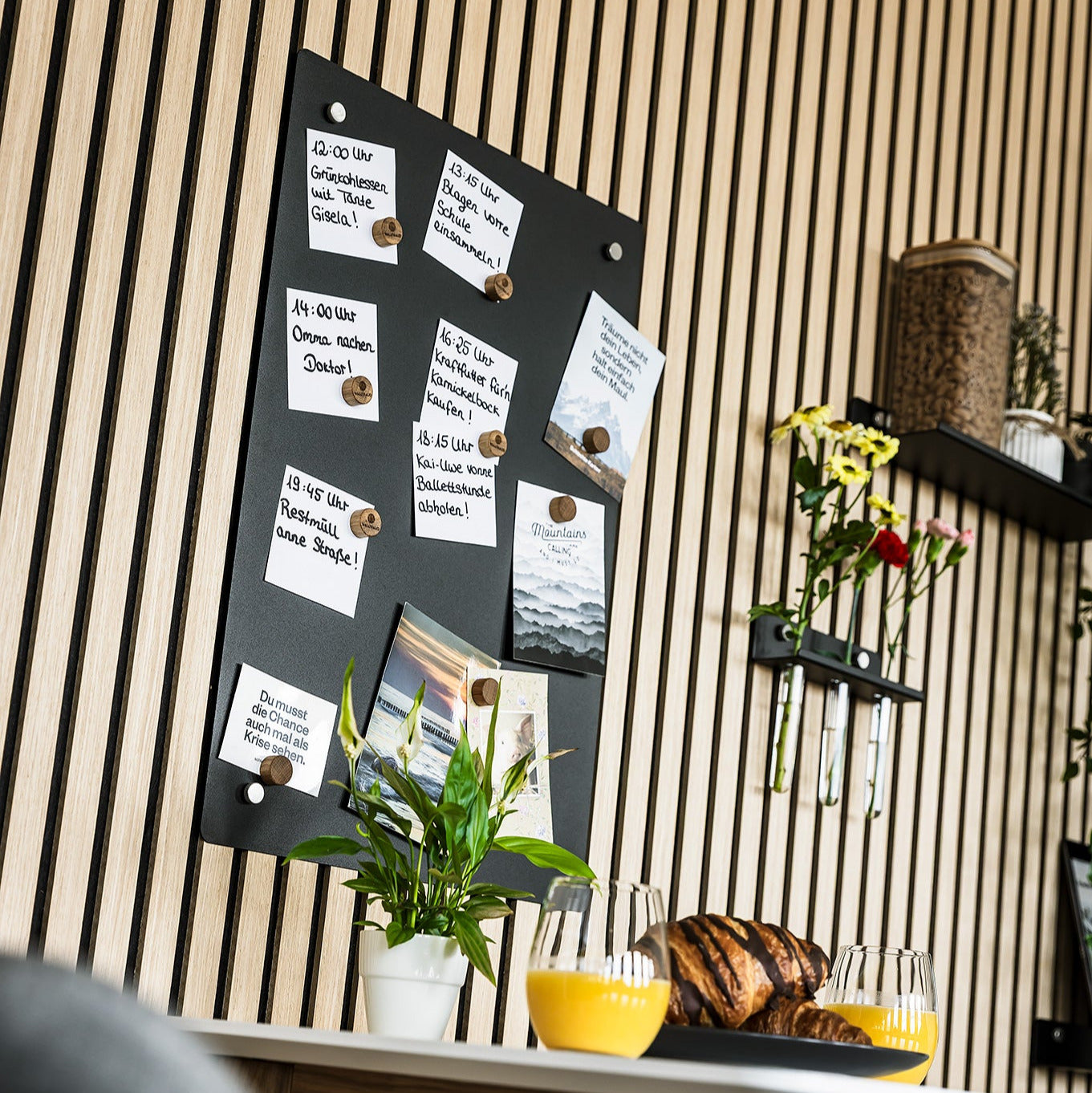 Magnettafel für Akustikpaneele ohne Bohren in der Küche. Vielseitige Montagemöglichkeiten. Made in Germany.