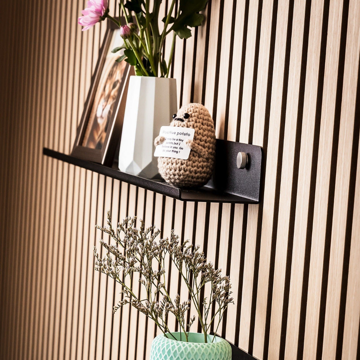 WALLTRAUD® Premium Regal für Akustikpaneele ohne Bohren. Ästhetisches Design, dass sich unauffällig in das Interieur einbindet.