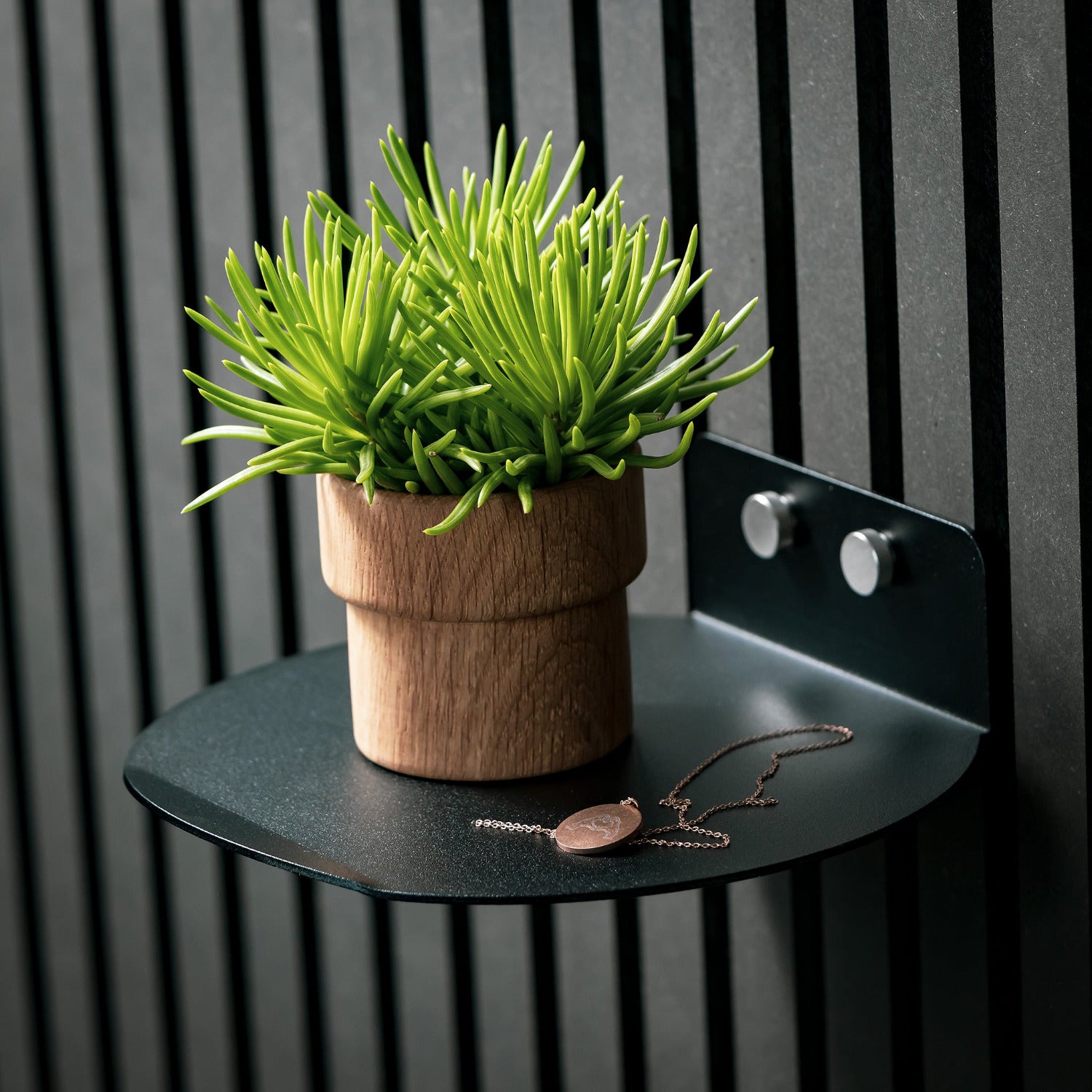 Regal für Akustikpaneele ohne Bohren, halbrunde Ausführung als Tablarregal.