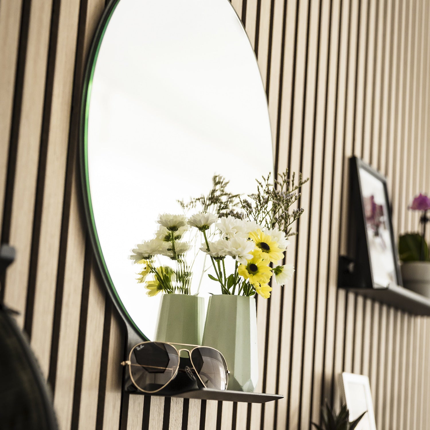 Spiegel für Akustikpaneele ohne Bohren. Ausführung als Rundspiegel mit Designablage. Made in Germany.