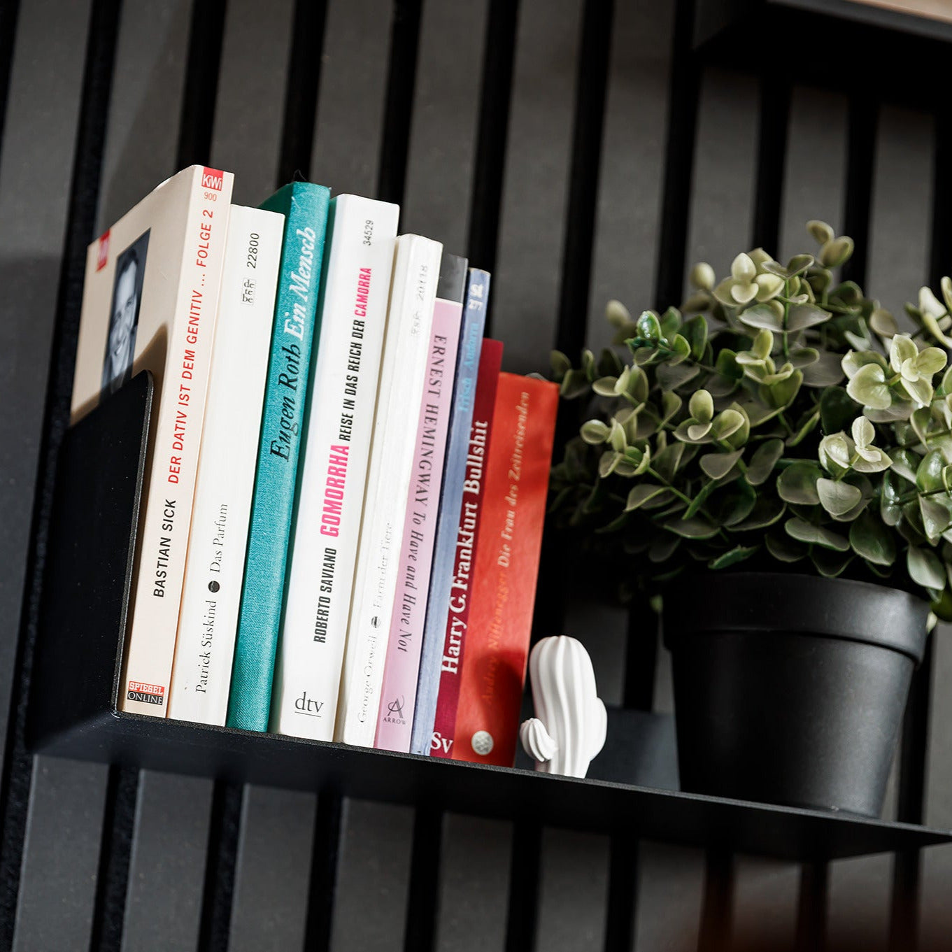 Hochwertiges Buchregal mit Stütze für Akustikpaneele ohne Bohren
